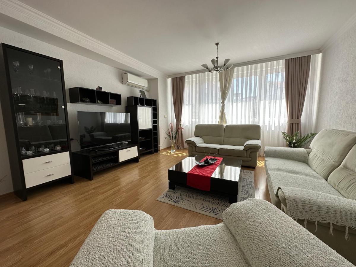 Spacious 3-Bedroom Condo Next To City Center 普里什蒂纳 外观 照片