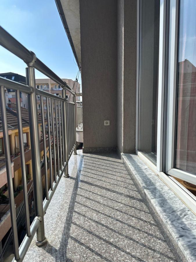 Spacious 3-Bedroom Condo Next To City Center 普里什蒂纳 外观 照片