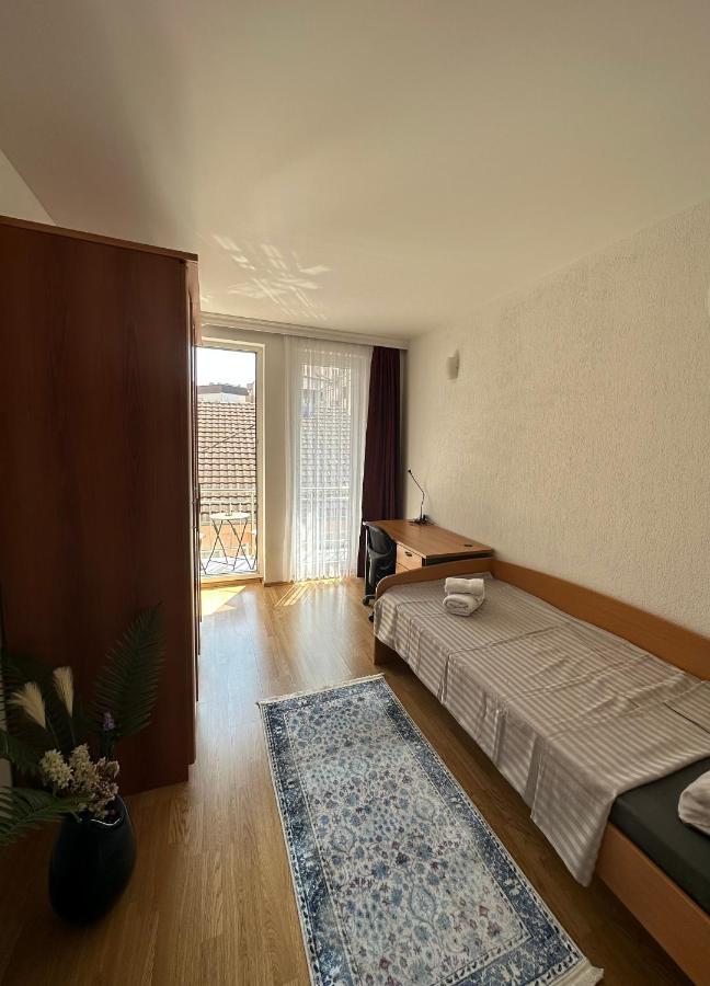 Spacious 3-Bedroom Condo Next To City Center 普里什蒂纳 外观 照片
